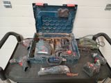 une boîte à outils contenant des outils, posée sur une table