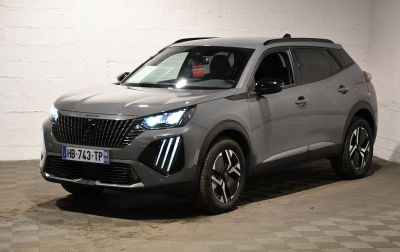 Le SUV argenté est garé dans une grande pièce au sol en damier.