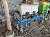 un tracteur qui est à l'arrêt dans la boue