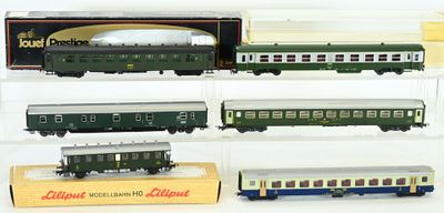 quatre modèles réduits de trains exposés dans une vitrine