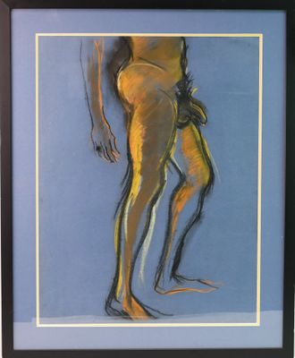 une image représentant un tableau où l'on voit un homme debout devant un fond bleu