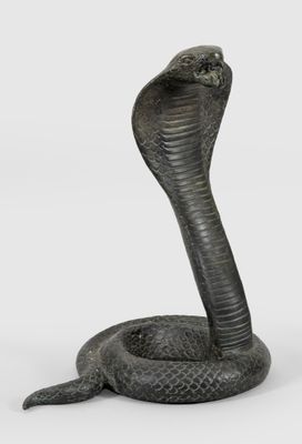 un gros plan sur une statue représentant un cobra, sur fond blanc