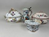 plusieurs types différents d'assiettes et de bols en porcelaine posés sur un fond blanc