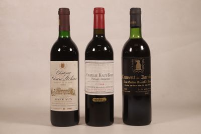 trois bouteilles de vin sont alignées sur une surface blanche