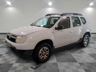 la photo d'une voiture blanche garée dans un garage