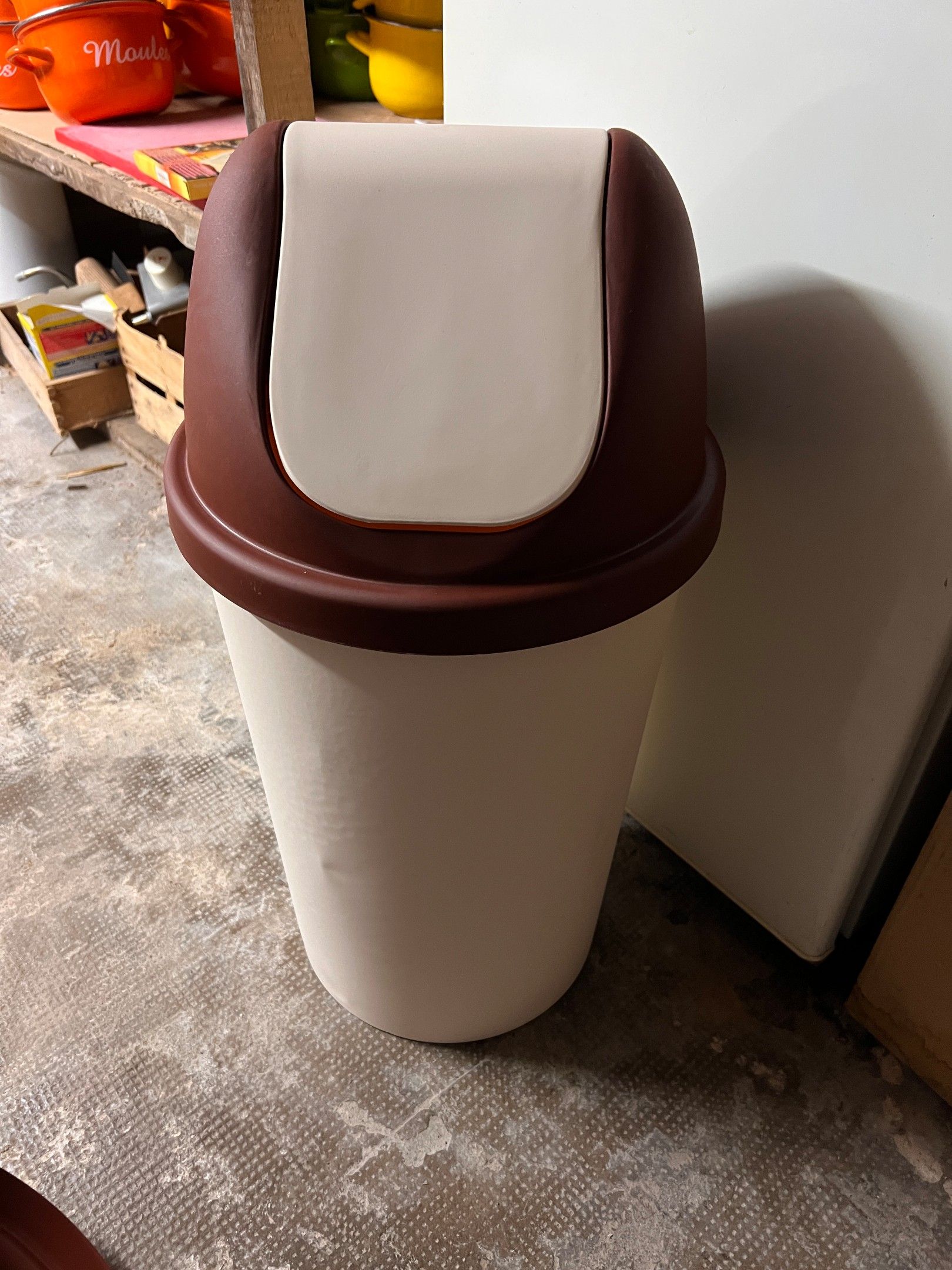 POUBELLES COMPRENANT : - deux Poubelles dôme en pvc blanc et…