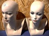 deux têtes de mannequin posées sur une table bleue