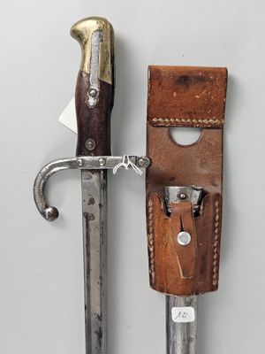 un vieux couteau muni d'un étui en cuir