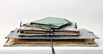 une pile de papiers posée sur une table