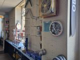 une photo d'une pièce où il y a beaucoup d'objets accrochés aux murs