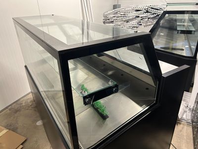 une vitrine en verre contenant une petite voiture