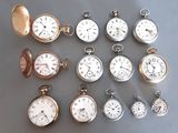 de nombreux modèles différents de montres de poche exposés sur la table