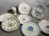 de nombreuses assiettes et tasses posées sur une table