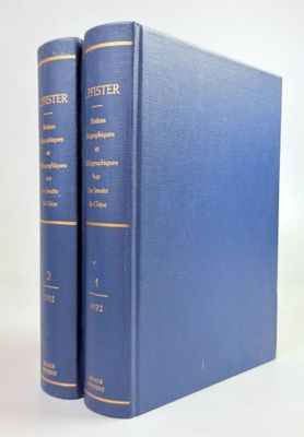 deux livres bleus posés l'un sur l'autre sur une surface blanche