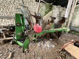une machine verte qui est à l'arrêt dans la boue