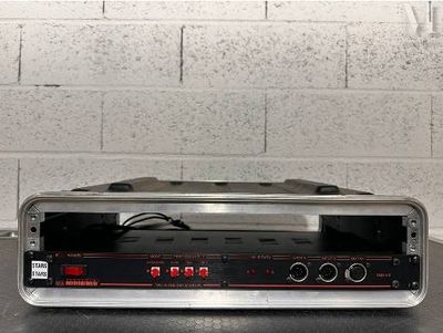 une photo d'une chaîne hi-fi posée sur une table