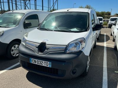 une camionnette blanche garée dans un parking à côté d'autres voitures