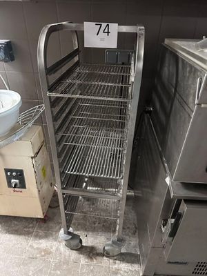 une étagère métallique portant un numéro, dans une cuisine