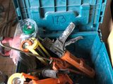 une boîte bleue contenant des outils, posée sur le sol