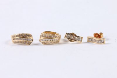 trois paires de bagues en or et diamants posées sur un fond blanc