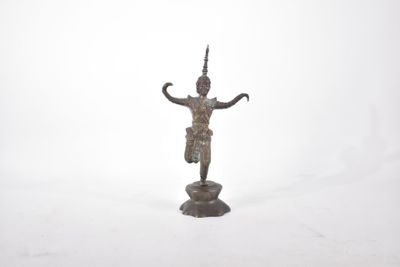 statue en bronze représentant une femme tenant une épée, sur fond blanc