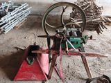 une machine posée par terre à côté d'un tas de bois