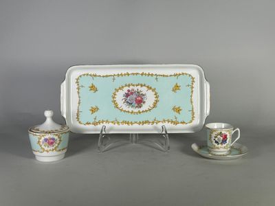 une image représentant un plateau sur lequel sont posés une tasse et une soucoupe