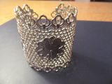 un gros plan d'un bracelet en argent posé sur une table