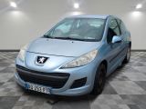 La petite voiture bleue est garée dans le garage, sur le sol à carreaux.