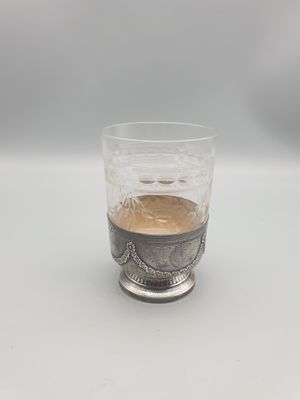 une tasse de café posée sur une table blanche