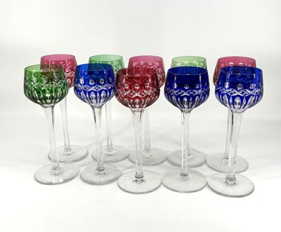 six verres à vin sont alignés sur une surface blanche