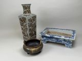 deux vases et un bol posés sur une table