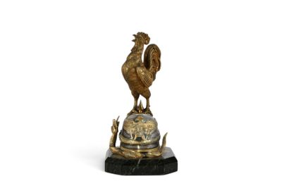 statue d'un coq posé sur une tortue, sur fond blanc