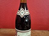 une bouteille de vin posée sur une table