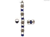 un gros plan sur une paire de boucles d'oreilles et une bague sur fond blanc