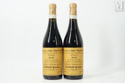 deux bouteilles de vin posées l'une à côté de l'autre sur une table