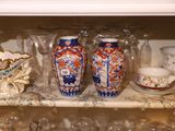 de nombreux vases et tasses sur une étagère dans la cuisine