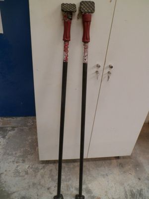 deux bâtons de ski placés l'un à côté de l'autre