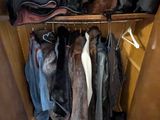 une photo d'une armoire remplie de vêtements