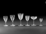 six verres à vin sont alignés sur une table