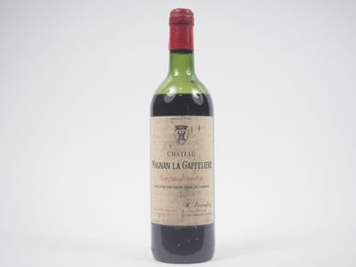 une vieille bouteille de vin posée sur une surface blanche