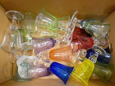 une boîte contenant des vases en verre de différentes couleurs