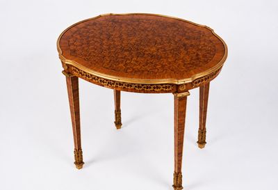 image d'une table avec un plateau en bois sur fond blanc