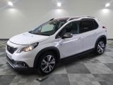 la voiture blanche est garée dans le garage sur le sol en damier