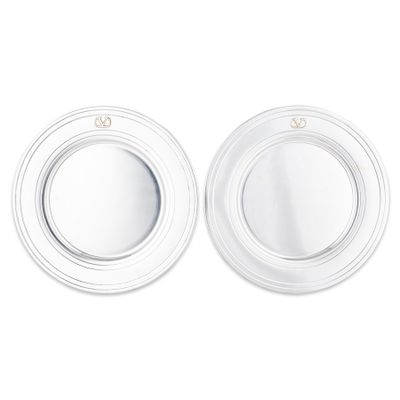 une paire de miroirs ronds blancs sur fond blanc
