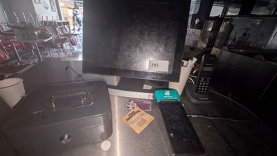 une image représentant un écran d'ordinateur et une valise posés sur un comptoir