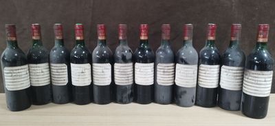 plusieurs bouteilles de vin sont alignées sur une table