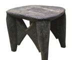 une image représentant un tabouret en bois