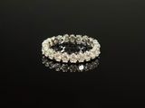 gros plan d'une bague en diamant sur une surface noire