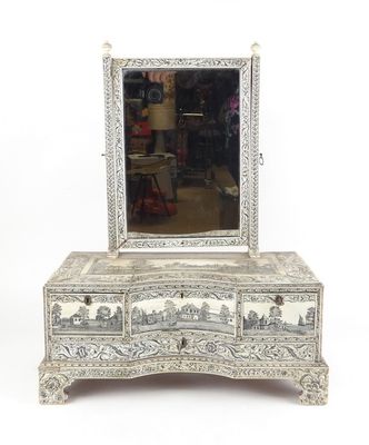 une photo d'une commode blanche surmontée d'un miroir